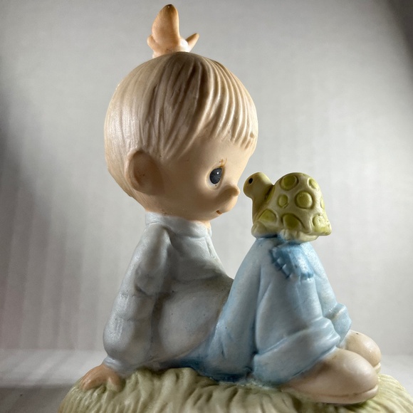 Pre-owned Vintage Jonathan & David "Love is Kind"Precious figurine - Picture 3 of 4